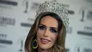Foto pada 10 Juli 2018 memperlihatkan Miss Universe Spanyol, Angela Ponce melakukan wawancara di Madrid. Angela Ponce menoreh sejarah sebagai  kontestan transgender pertama yang secara terbuka menjadi wakil di ajang Miss Universe. (AP/Paul White)
