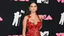 Hadir Selena Gomez yang memukau dengan naked dress warna merahnya dari Oscar de la Renta. [@selenagomez]