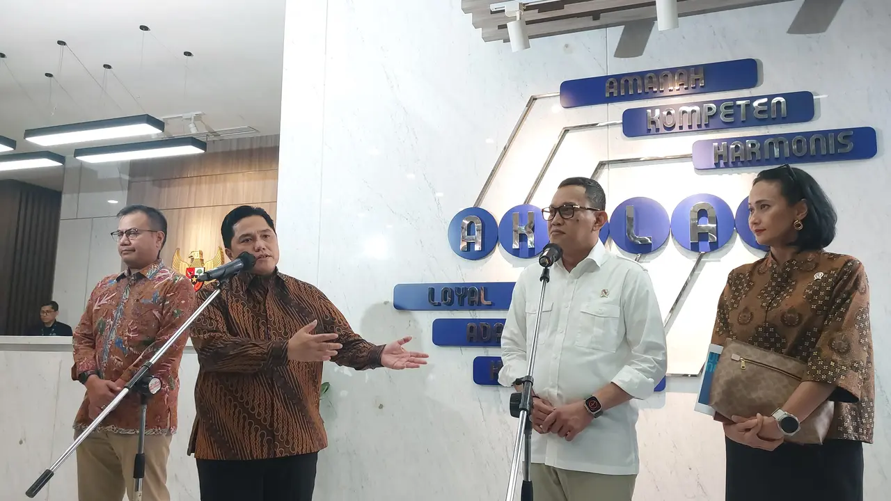 Menteri BUMN Erick Thohir bertemu dengan Menteri Pelindungan Pekerja Migran Indonesia (P2MI) Abdul Kadir Karding, di Kementerian BUMN. (Arief/Liputan6.com)