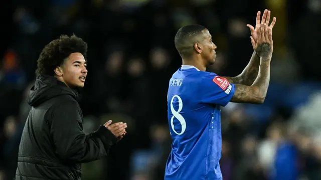 Foto: Pertemuan Ayah dan Anak pada Laga Everton Vs Peterborough United di Piala FA 2024/2025