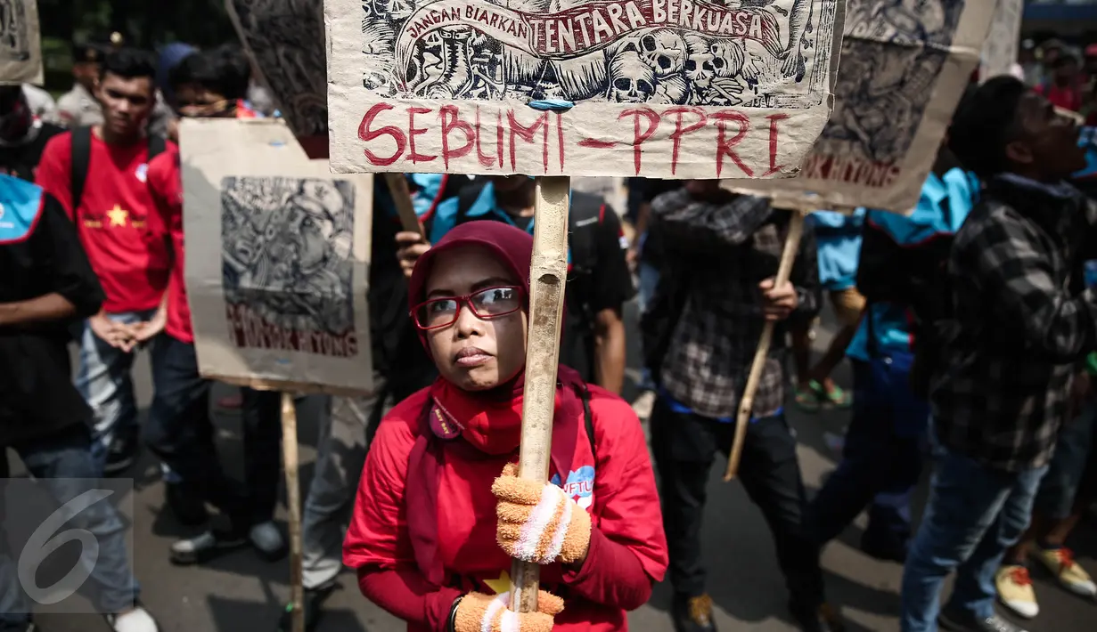 Massa membawa poster saat long march menuju Istana Negara dalam Aksi Nasional Gema Demokrasi di Jakarta, Sabtu (21/5). Dalam aksi tersebut massa menuntut agar tidak terjadi kebangkitan Orde Baru dan Militerisme. (Liputan6.com/Faizal Fanani)