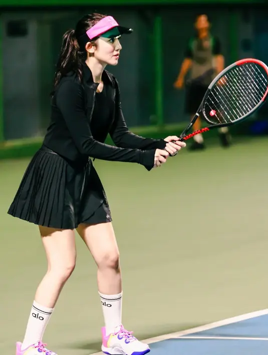 Dalam foto terbaru yang diunggahnya di akun Instagram, Febby memperlihatkan momen dirinya sedang bermain tenis. Dibalut outfit serba hitam, terdiri dari atasan sport bra ditumpuk dengan cropped jacket, dan rok tenis yang semuanya berwarna hitam, Febby Rastanty menyempurnakan penampilan sportynya ini dengan sepatu, kaus kaki tinggi, dan topi berwarna putih dengan sentuhan warna merah muda. Foto: Instagram.