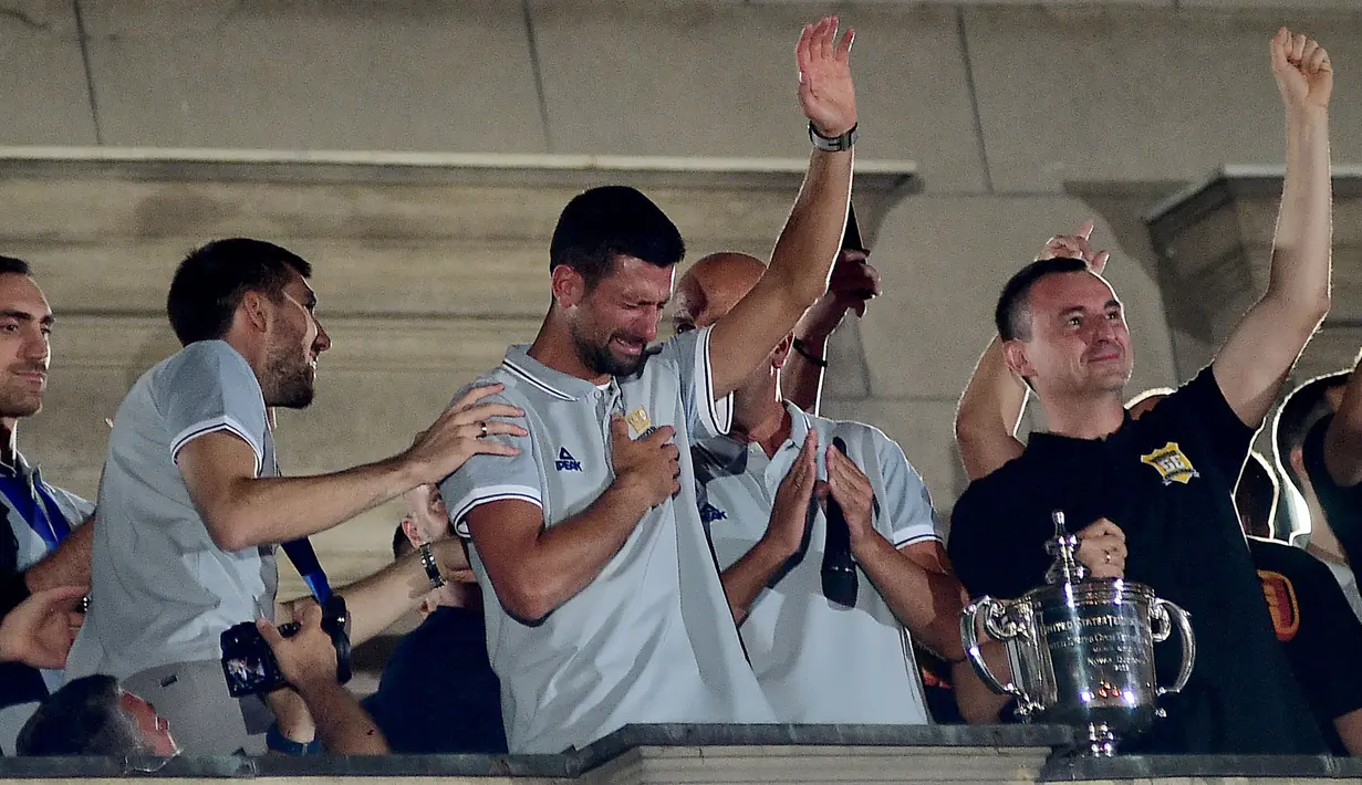 Reaksi petenis Serbia, Novak Djokovic saat disambut oleh masyarakat Serbia di ibu kota Belgrade, Serbia, 12 September 2023 waktu setempat. Djokovic berhasil memenangkan US Open 2023 setelah menumbangkan petenis Rusia, Daniil Medvedev dengan skor 6-3 7-6(5) 6-3. (AFP/Dusan Milenkovic)