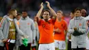 Bek Belanda, Daley Blind, menyapa suporter usai mengalahkan Jerman pada laga Kualifikasi Piala Dunia 2022 di Hamburg, Jumat (6/9). Jerman kalah 2-4 dari Belanda. (AFP/Odd Andersen)
