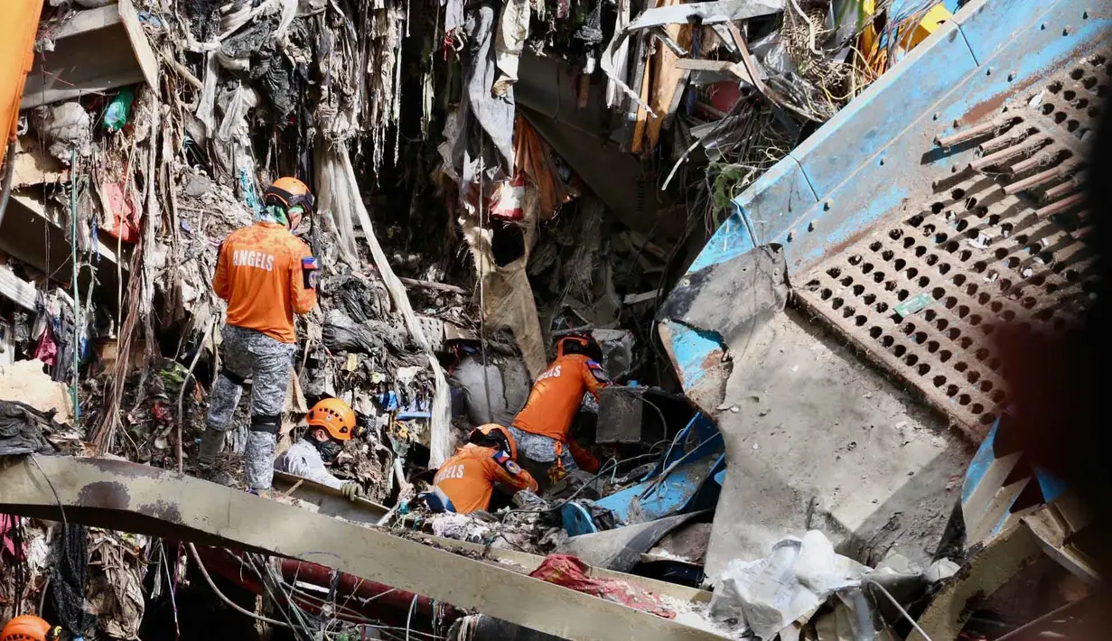 Otoritas setempat mengatakan insiden tersebut menewaskan seorang perempuan berusia 22 tahun dan menyebabkan 38 lainnya dinyatakan hilang. Tampak dalam foto, tim penyelamat melanjutkan operasi di lokasi runtuhnya fasilitas pemilahan sampah di Binaliw, kota Cebu, Filipina tengah pada hari Sabtu, 10 Januari 2026. (AP Photo/Jacqueline Hernandez)