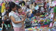 Pembeli melihat mainan produk China di Pasar Pagi Jakarta, Rabu (29/1/2020). Kasubdit Komunikasi Bea dan cukai, Deni Surjantoro mengatakan hingga kini belum ada barang dari China yang masuk ke Indonesia terindikasi membawa virus-virus aneh setelah mewabahnya virus corona. (Liputan6.com/Angga Yuniar)