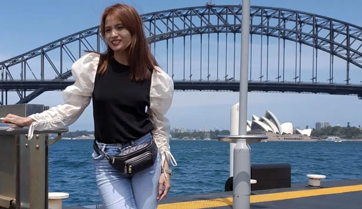 Menggunakan celana jeans yang dipadukan busana monokrom, penampilan sederhana Acha Septriasa ini tetap memesona. Ia bahkan menambahkan waist bag atau tas pinggang dalam penampilannya. (Liputan6.com/IG/@septriasaacha)