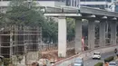 Suasana proyek LRT di Jl Rasuna Said, Jakarta, Rabu (1/8). Kereta ringan Jabodebek ditargetkan beroperasi pada Mei 2019 yang bakal melintasi tiga rute atau lintasan belum dapat dipakai saat perhelatan akbar Asian Games. (Liputan6.com/Faizal Fanani)