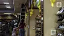 Karyawan memasang ornamen untuk mempercantik toko jelang bulan suci Ramadhan di Pasar Baru, Jakarta, Rabu (9/3/2022). Selain untuk mempercantik toko, pemasangan ornamen juga untuk menarik perhatian pengunjung atau warga yang hendak berbelanja ke toko tersebut. (Liputan6.com/Johan Tallo)