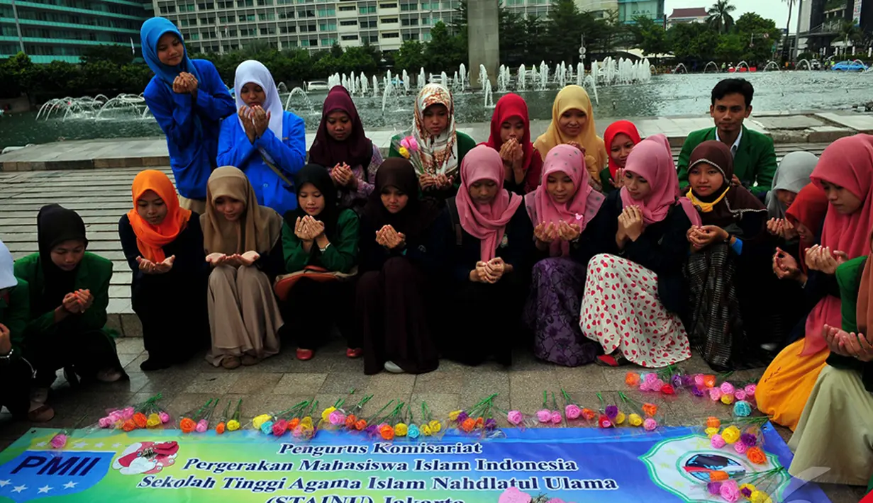 Peringati hari Ibu puluhan mahasiswa gelar aksi doa bersama, Jakarta,Minggu (22/12/2014) (Liputan6.com/Johan Tallo)