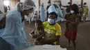Pekerja medis melakukan pemeriksaan kesehatan terhadap masyarakat pribumi di Negara Bagian Roraima, Brasil (30/6/2020). Tim medis militer Brasil menyediakan perawatan medis bagi masyarakat pribumi mulai 30 Juni hingga 5 Juli, termasuk tes COVID-19. (Xinhua/Lucio Tavora)