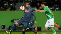 Penyerang Napoli, Gonzalo Higuain bersiap melepaskan tendangan ke gawang Wolfbusrg