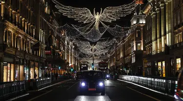 Berbagai dekorasi lampu Natal terlihat menghiasi sepanjang Regent Street di pusat kota London, Inggris (30/11/2020). (Xinhua/Han Yan)