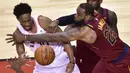 Pemain Cavaliers, LeBron James (23) menghalau bola dari tangan pemain Raptors, DeMar DeRozan (10) pada laga NBA playoffs Eastern Conference semifinal di Air Canada Centre, (1/2/2018). Cavaliers menang 113-112. (Frank Gunn/The Canadian Press via AP)