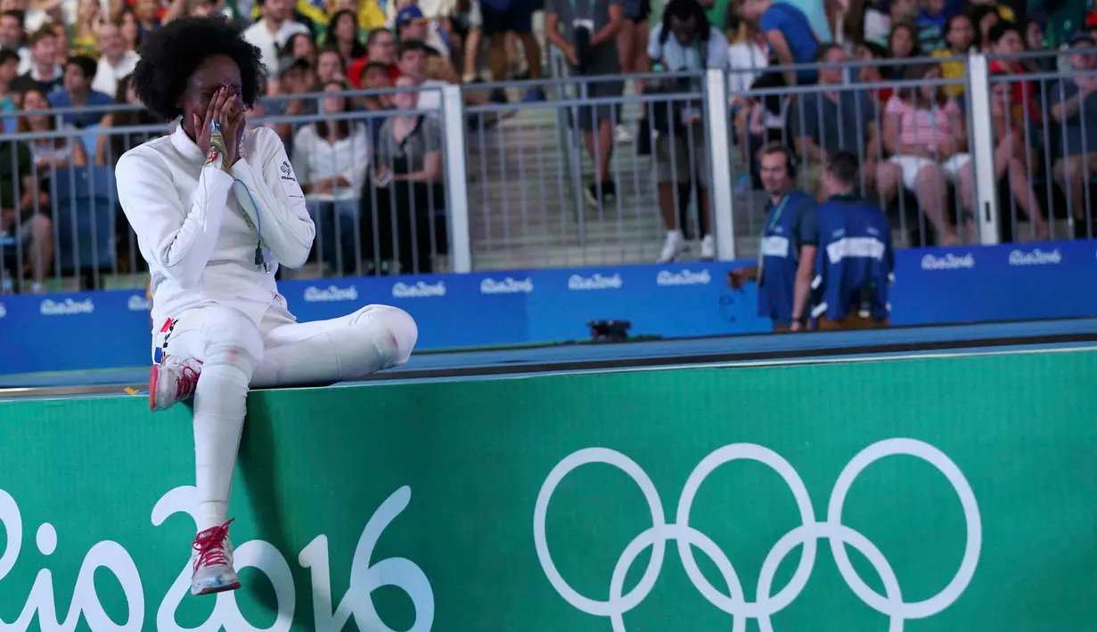 Atlet Anggar Prancis, Lauren Rembi menutup wajahnya usai kalah bertanding oleh atlet China, Sun Yiwen memperebutkan perunggu di olimpiade Rio 2016, Brasil, (6/8). (REUTERS / Issei Kato)