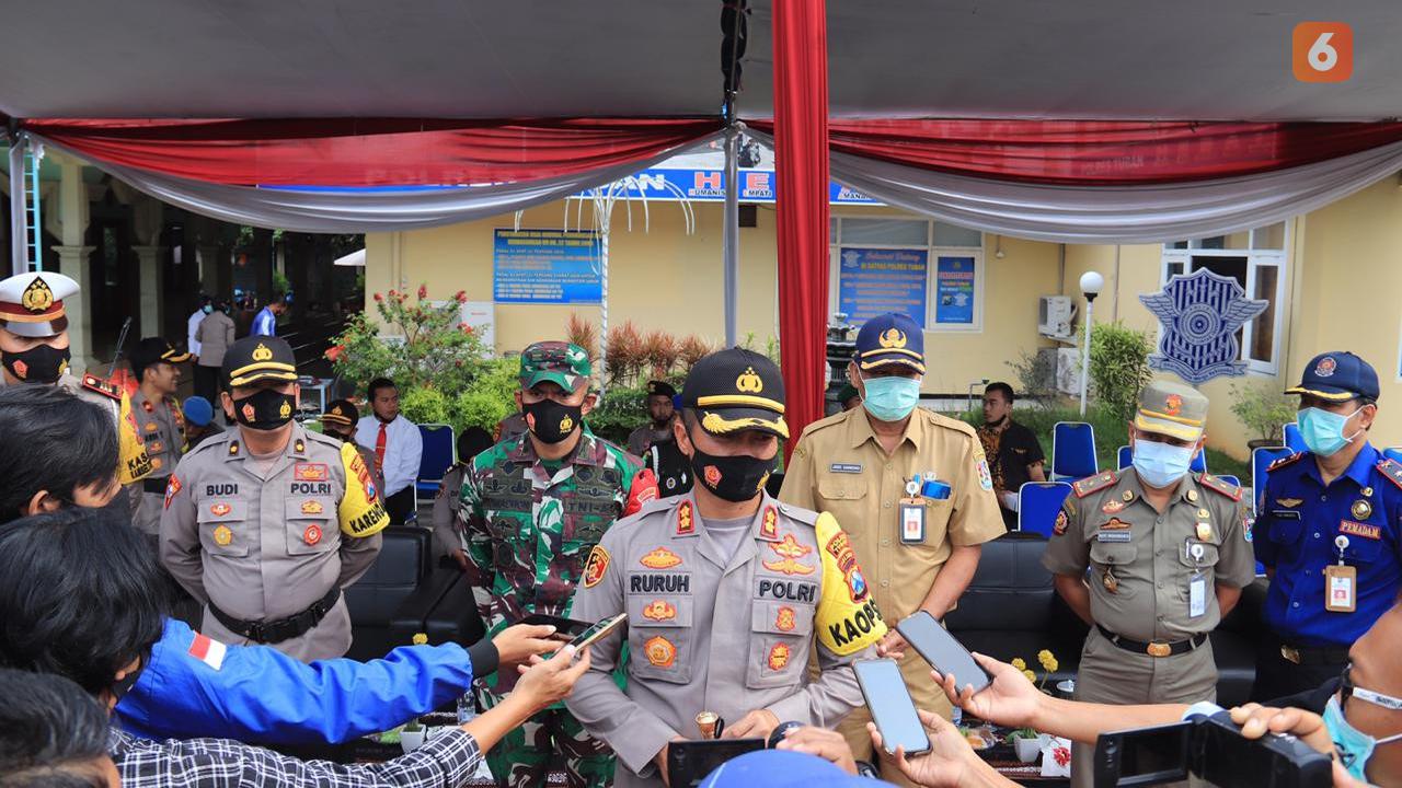 Kapolres Tuban AKBP Ruruh Wicaksono ketika diwawancarai awak media. (Liputan6.com/Ahmad Adirin)