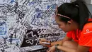Di salah satu sudut Sirkuit Sepang Malaysia, warga terus membubuhkan tanda tangan sebagai bentuk dukacita atas tragedi MAS MH-370 (REUTERS/Edgar Su)