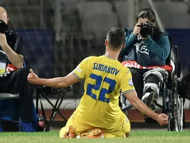 Pemain Timnas Ukraina U-21, Georgiy Sudakov, melakukan selebrasi setelah mencetak gol ke gawang Prancis U-21 pada laga perempat final Euro U-21 2023 di Cluj Arena, Rumania, Senin (3/7/2023). Ukraina menang dengan skor 3-1. (Photo by MIHAI BARBU / AFP)