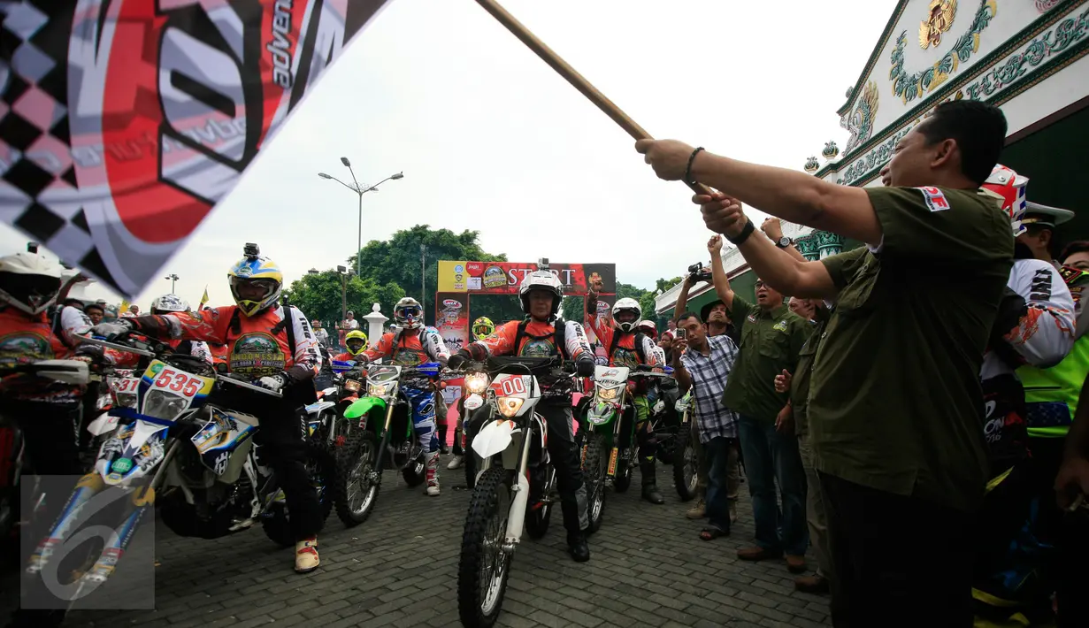 Kepala BNN, Komjen Budi Waseso mengibarkan bendera tanda start dimulainya acara Indonesia Offroad Expedition (IOX) Jogja-Bali 2016 di Pagelaran Keraton Yogyakarta, Sabtu (13/2). (Foto : Boy Harjanto)