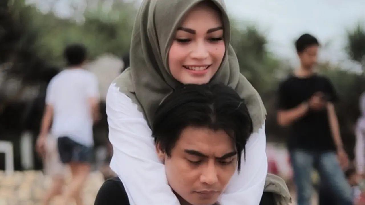 6 Potret Mesra Charly Van Houten dan Istri, Sudah 15 Tahun Menikah