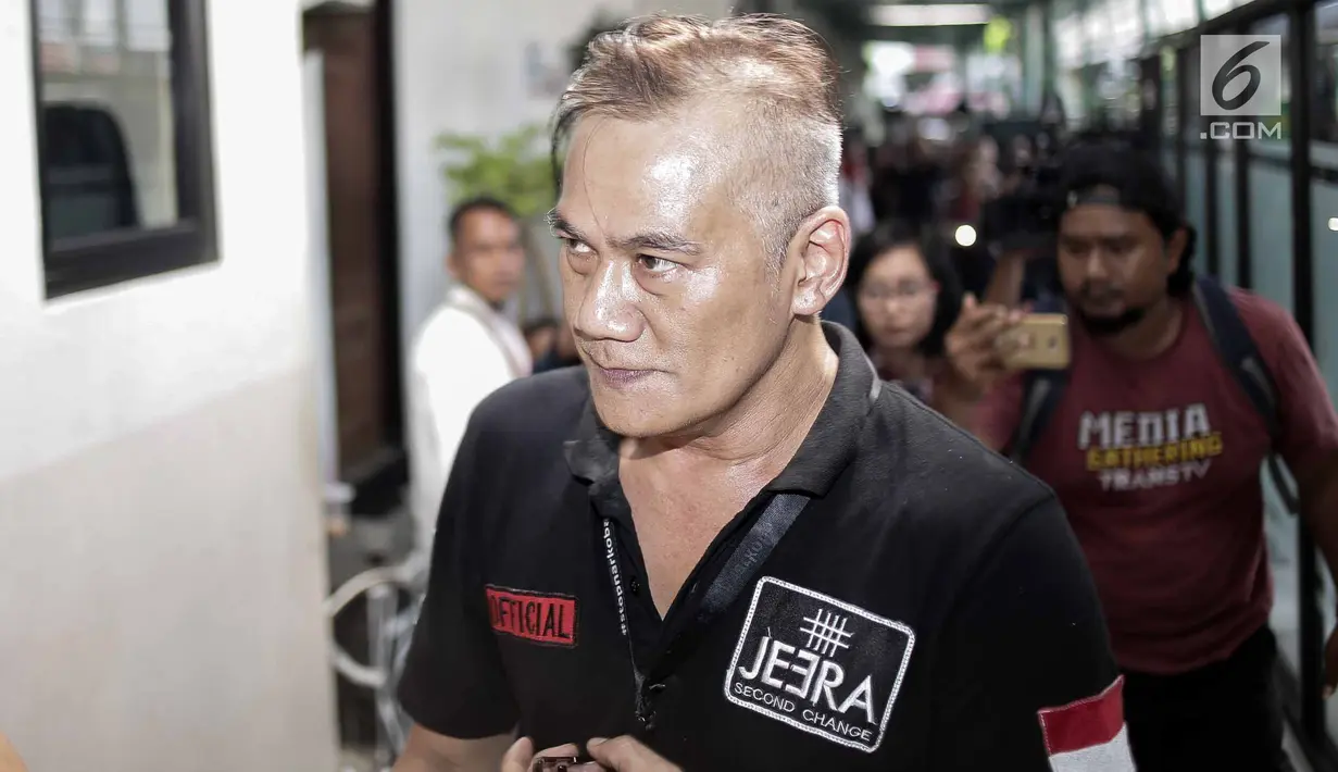 Aktor senior Tio Pakusadewo saat tiba di Pengadilan Negeri Jakarta Selatan, Senin (30/4). Tio Pakusadewo datang dengan mengenakan kaus dari JEERA : Second Chance yang merupakan produk kerajinan lapas. (Liputan6.com/Faizal Fanani)