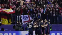 Pemain Atletico Madrid merayakan gol yang dicetak Antoine Griezmann ke gawang Barcelona pada leg kedua perempat final Liga Champions di Stadion Vicente Calderón, Madrid, Kamis (14/4/2016) dini hari WIB. (AFP/Javier Soriano)