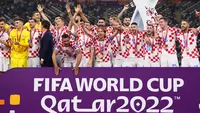 Para pemain Timnas Kroasia merayakan gelar peringkat ketiga Piala Dunia 2022 setelah mengalahkan Timnas Maroko 2-1 di Khalifa International Stadium, Doha, Qatar, Sabtu (17/12/2022) malam WIB. (AP Photo/Hassan Ammar)