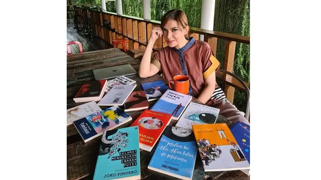 Rak Buku Bak Perpustakaan, Ini 6 Potret Isi Rumah Najwa Shihab