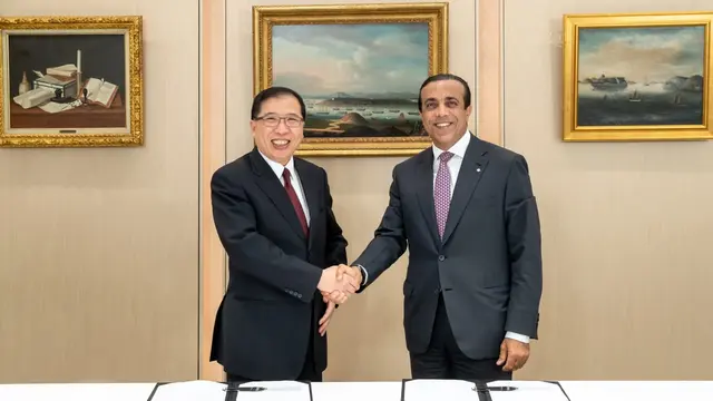 Omar Al Futtaim (kanan), Wakil Ketua Al Futtaim Group dan Dominic Lai (kiri), Managing Director A.S. Watson Group