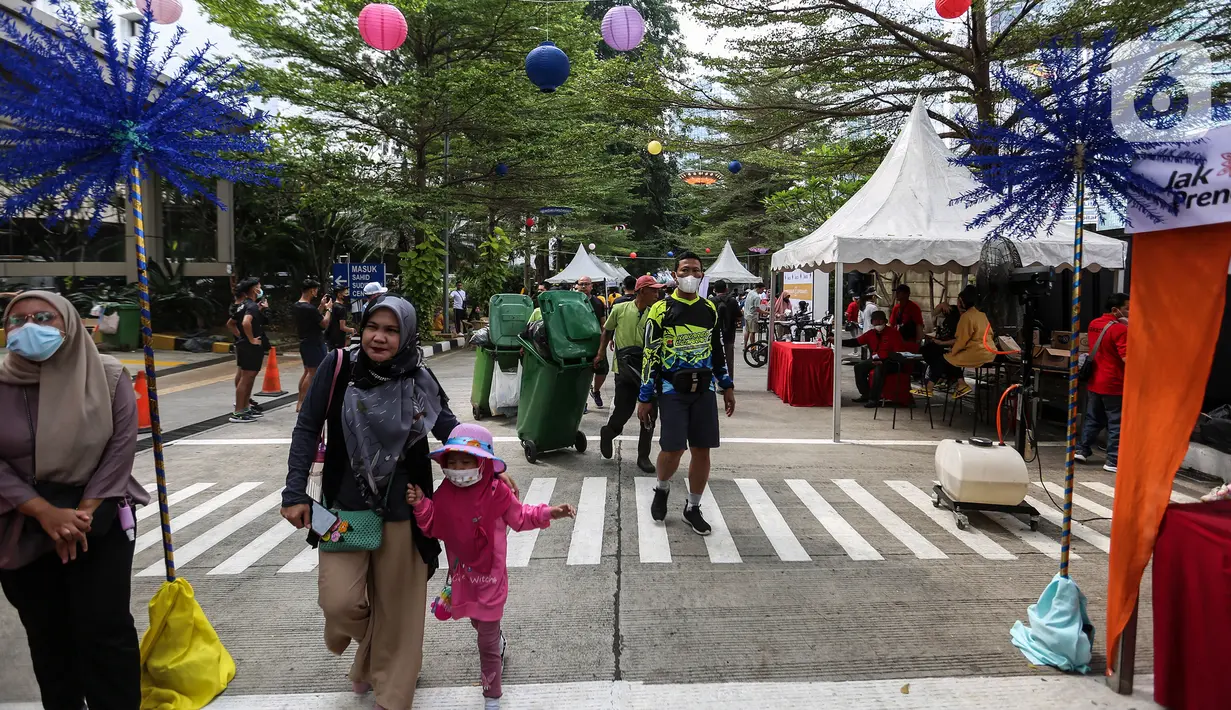 Warga mengunjungi UMKM Bazaar Kuliner di kawasan Jakarta, Minggu (26/6/2022). Bazar ini diselenggarakan dalam rangkaian perayaaan HUT ke-495 DKI Jakarta. (Liputan6.com/Johan Tallo)