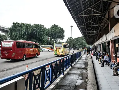 Suasana Terminal Kampung Rambutan di Jakarta, Kamis (12/11/2020). Kepala Terminal Kampung Rambutan Made Joni menyatakan proyek revitalisasi yang direncanakan tahun ini terpaksa batal dikarenakan adanya pengalihan anggaran untuk penanganan COVID-19. (merdeka.com/Iqbal Septian Nugroho)