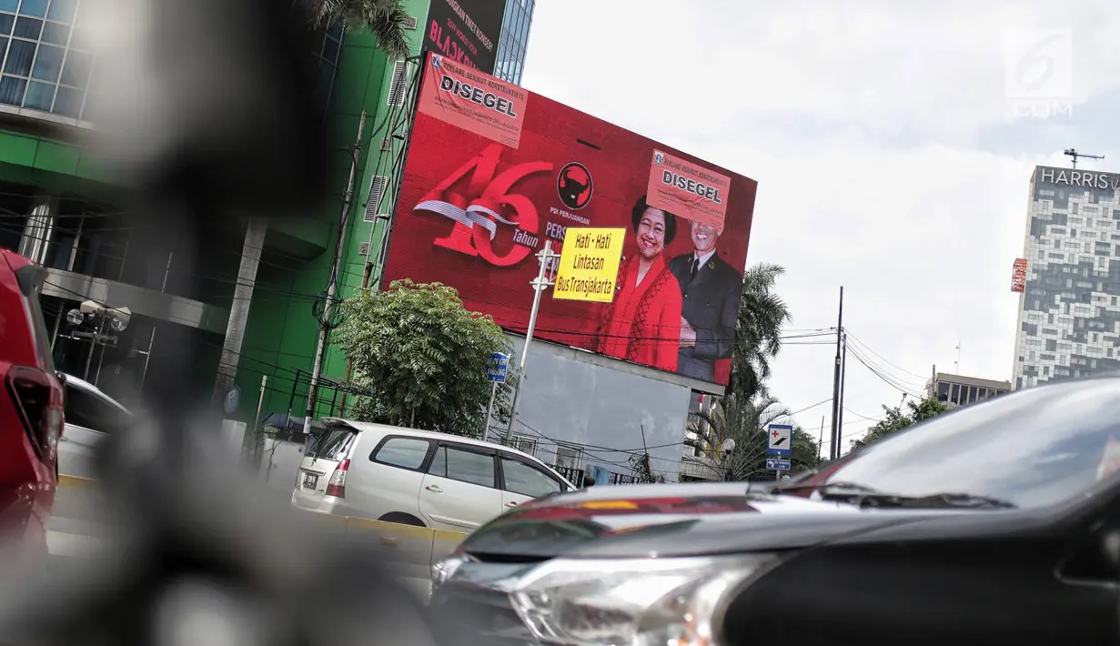 Sebuah Layar reklame tampak disegel di kawasan perempatan Harmoni, Jakarta, Selasa (29/1). Reklame yang disegel seluruhnya berlokasi di kawasan kendali ketat. (Liputan6.com/Faizal Fanani)