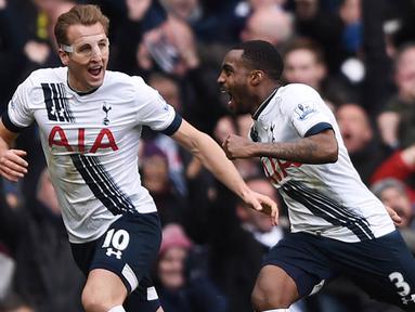 Bek Tottenham, Danny Rose bersama rekannya Harry Kane merayakan gol kemenangan ke gawang Swansea pada laga Liga Premier Inggris di Stadion White Hart Lane, Minggu (28/2/2016). Tottenham berhasil menaklukan Swansea 2-0. (Reuters/Tony O'Brien)