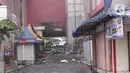 Upaya pemadaman api memakan waktu hingga sekitar 12 jam. (Magang/Liputan6.com/Muhammad Rizal)