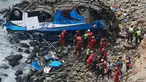 Petugas pemadam kebakaran mengevakuasi tubuh korban dari sebuah bus yang jatuh dari tebing setelah ditabrak oleh truk trailer, di Pasamayo, Peru, Selasa (3/1). Sedikitnya 35 orang tewas dalam insiden tersebut. (Vidal Tarky, Andina News Agency via AP)