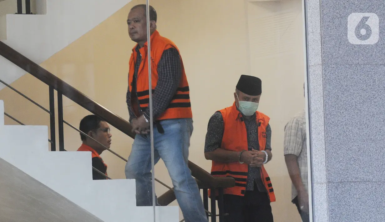 Tiga tersangka anggota DPRD Jambi Gusrizal, Elhelwi dan Sufardi Nurzain bersiap menandatangani berkas P21 di gedung KPK, Jakarta, Rabu (20/11/2019). Berkas perkara ketiganya terkait kasus ketok palu RAPBD tahun 2017 dan RAPBD 2018 telah lengkap (P21) dan siap untuk disidangkan. (merdeka.com/Dwi Narw