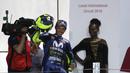 Pebalap Movistar Yamaha, Valentino Rossi berhasil finish ketiga pada MotoGP Qatar di Sirkuit Losail, Doha, Minggu (18/3/2018). Dirinya terpaut 0,797 detik dari Andrea Dovizioso dengan catatan waktu 42 menit 34,654 detik. (AFP/Karim Jaafar)