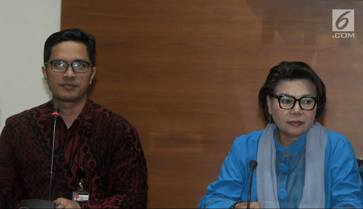 Wakil Ketua KPK Basaria Pandjaitan (kanan) dan Jubir KPK Febri Diansyah saat menunjukkan barang bukti hasil operasi tangkap tangan (OTT) Bupati Bengkulu Selatan Dirwan Mahmud di KPK, Jakarta, Rabu (16/5). (Merdeka.com/Dwi Narwoko)