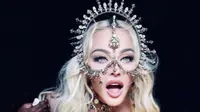 Madonna memamerkan aksesori di wajahnya karya Rinaldy Yunardi bertepatan HUT ke-76 RI (dok.instagram/@rinaldyyunardi/https://www.instagram.com/p/CStDqErLg3W/Komarudin)
