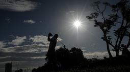 Aksi pegolf Korea Selatan, Wang Jeunghun, dalam turnamen golf Maybank Malaysia Championship di Kuala Lumpur, (19/2/2016). (AFP/Mohd Rasfan)