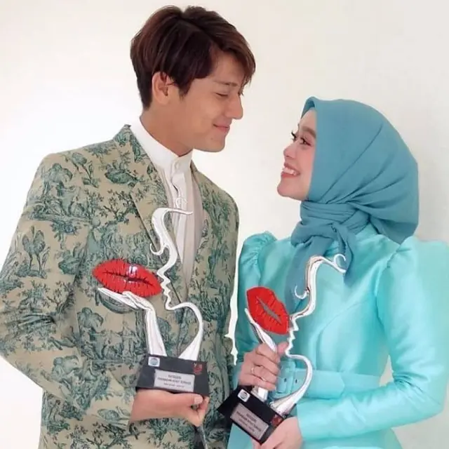 Borong Penghargaan, Ini 6 Potret Lesty Kejora dan Rizky Billar di Kiss Awards 2020
