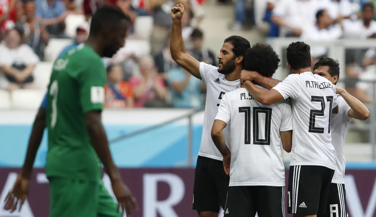 Para pemain Mesir merayakan gol yang dicetak Mohamed Salah ke gawang Arab Saudi pada laga grup A Piala Dunia di Volgograd Arena, Volgograd, Senin (25/6/2018). Arab Saudi menang 2-1 atas Mesir. (AP/Darko Vojinovic)