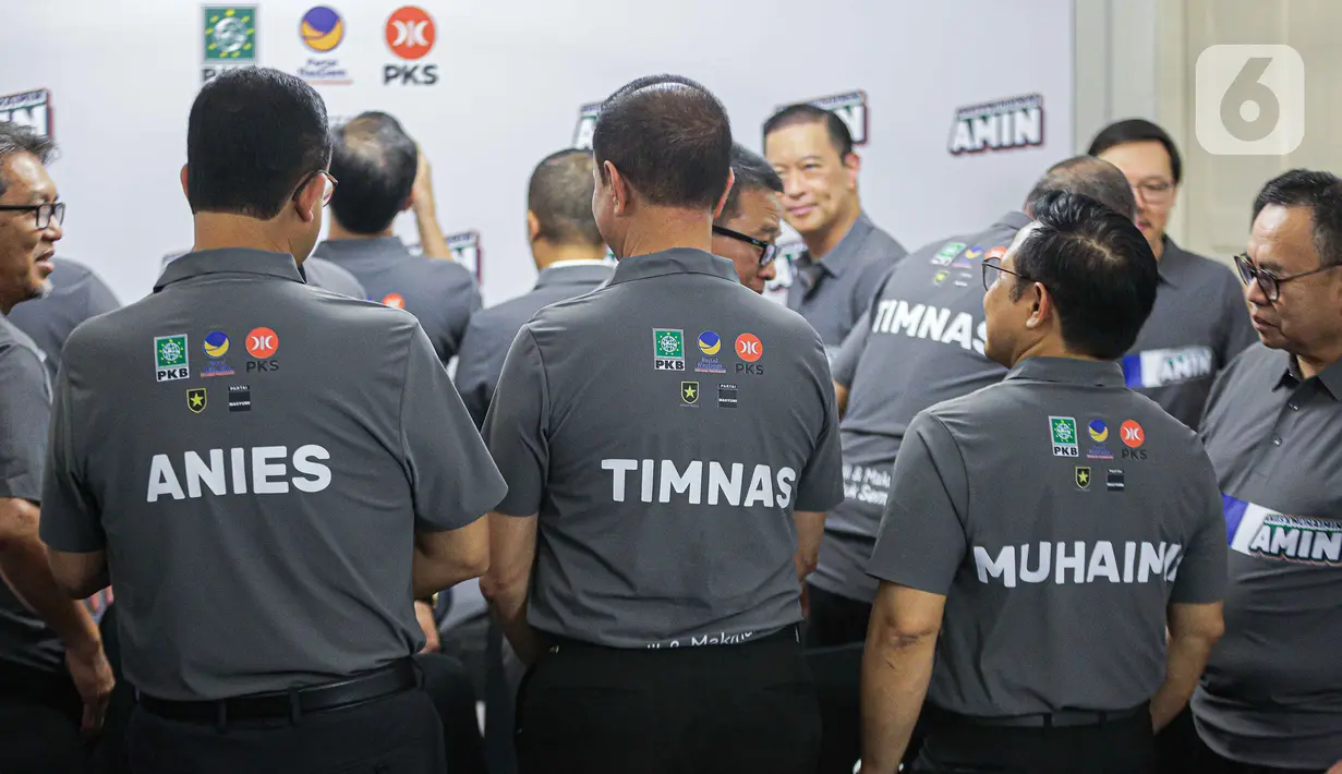 "Siapa posisinya apa tapi ketika sudah bertanding bola mengalir kemana saja maka ambil bola itu tendang bola itu oper bola itu dan bisa total football tidak macem-macem cara mengaturnya. Itu line up yang harapannya bisa memperluas bukan malah mempersempit gerakan perubahan," ujar dia. (Liputan6.com/Faizal Fanani)