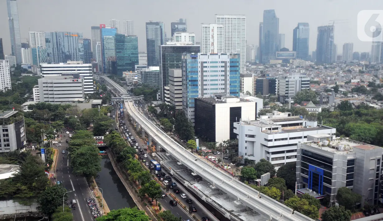 Proyek pembangunan Light Rail Transit (LRT) Jabodebek terlihat di Jalan Kuningan, Jakarta, Jumat (11/10/2019). Jalur yang akan menghubungkan Jakarta, Bogor, Depok, dan Bekasi tersebut ditargetkan akan rampung pada tahun 2021. (merdeka.com/Dwi Narwoko)