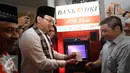 Gubernur DKI Jakarta Basuki Thahaja Purnama (Ahok) mendampingi masyarakat dalam simulasi pembayaran pajak melalui Bank DKI di Balaikota, Jakarta (22/6). (Liputan6.com/Gempur M Surya)
