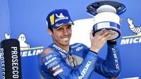Pembalap Suzuki Ecstar, Joan Mir, melakukan selebrasi di atas podium usai balapan MotoGP Aragon, Spanyol, Minggu (18/10/2020). Alex Rins berhasil finis pertama dengan catatan waktu 41 menit, 54,391 detik. (AP Photo/Jose Breton)