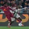 Jonathan David dan Evan Ndicka dalam duel perebutan bola di laga Liga Italia antara AS Roma vs Juventus di Stadio Olimpico, 2 Maret 2026. (Alfredo Falcone/LaPresse via AP)