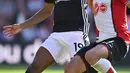 Striker Manchester United, Marcus Rashford, berebut bola dengan gelandang Southampton, Dusan Tadic, pada laga Premier League di Stadion St Mary's, Sabtu (23/9/2017). Manchester United menang 1-0 atas Southampton. (AFP/Glyn Kirk)