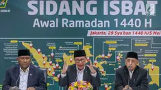 Menteri Agama Lukman Hakim Saifuddin (tengah) didampingi Ketua Komisi VIII Ali Taher (kiri) dan Ketua MUI Abdullah Jaidi (kanan) menyampaikan hasil Sidang Isbat penentuan awal Ramadan 1440 Hijriah di Kementerian Agama, Jakarta, Minggu (5/5/2019). (Liputan6.com/Helmi Fithriansyah)
