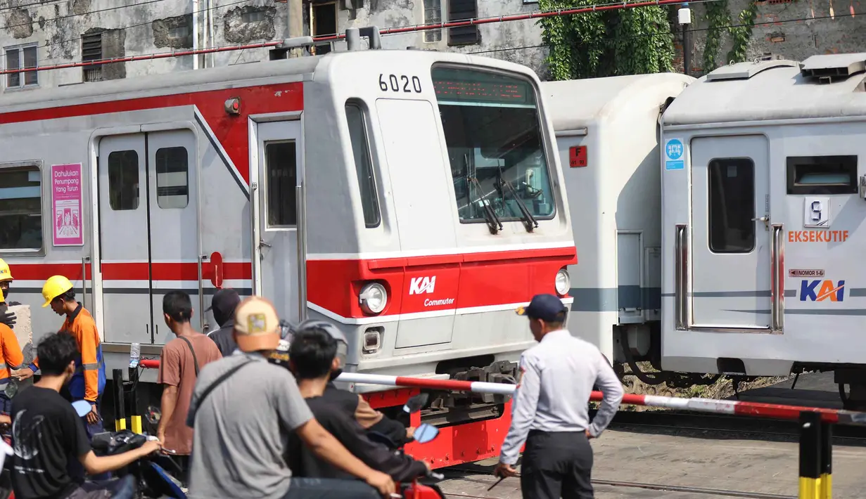 Arus lalu lintas di sekitar lokasi terpantau tetap berjalan normal, di tengah proses pengerjaan. Tampak dalam foto, situasi arus lalu lintas saat proses pemasangan palang pintu di perlintasan sebidang Jalan Ampera, dekat Stasiun Bekasi Timur, Bekasi, Jawa Barat. (Kapanlagi.com/Budy Santoso)